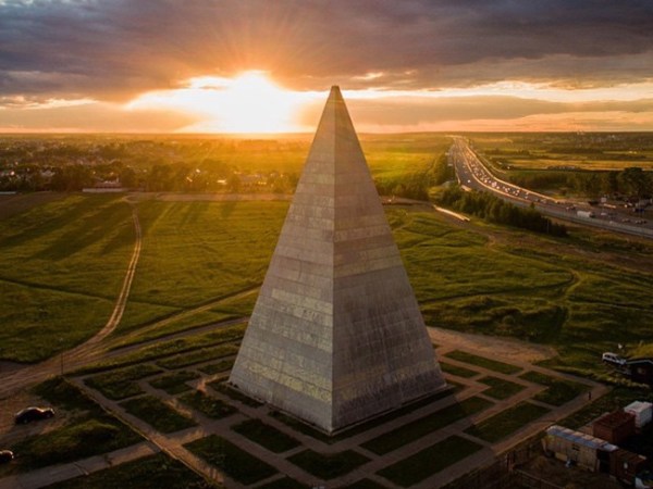 Thomas Eidsaa’s “Ontologisk-Metafysiske lov om kilde, kjærlighet og&nbsp;lys.”